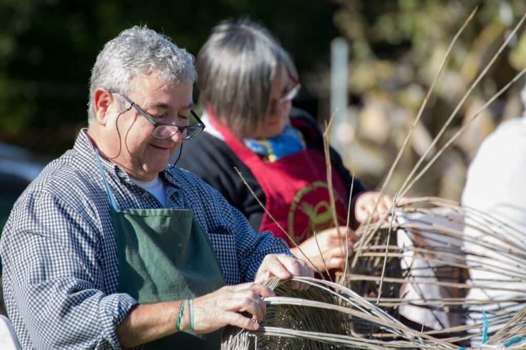 Artesano de cestería tradicional de olivo de Posadas