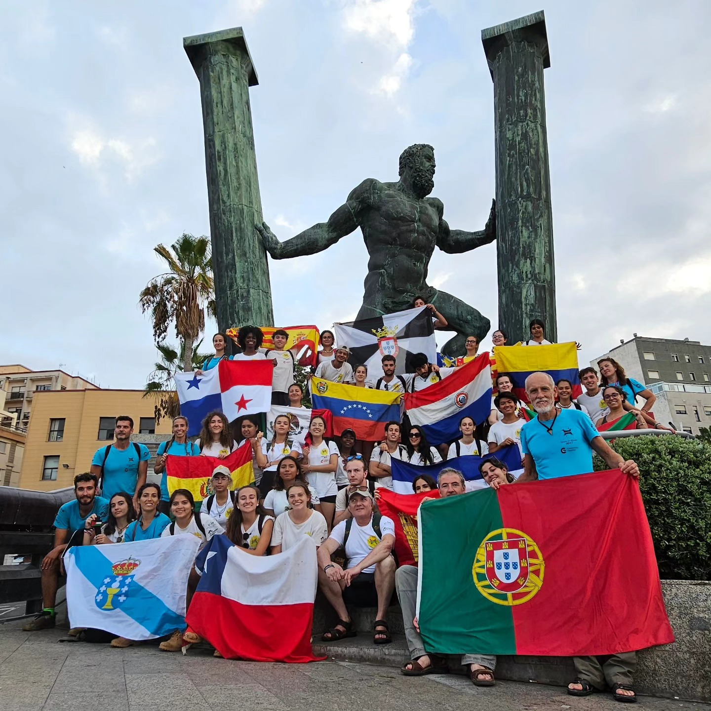 Expedición con banderas en Ceuta